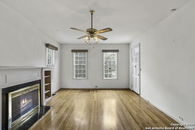 Image 7 of 41 For 527 Kings Ct