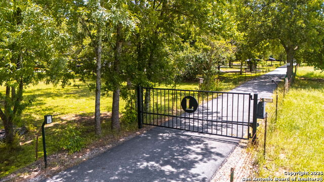 Image 6 of 52 For 479 Park Rd 23