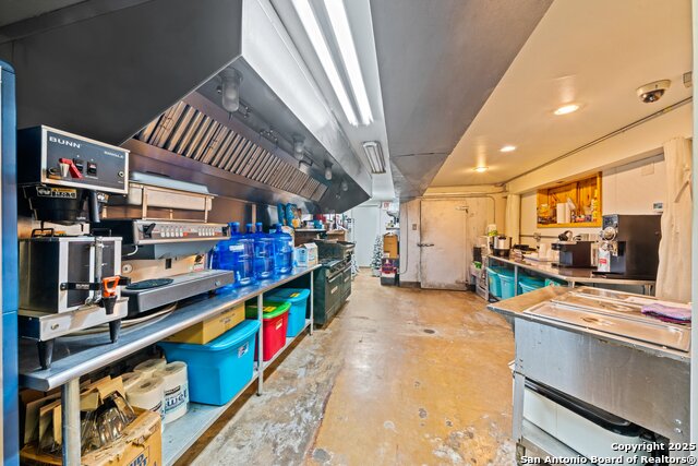 Listing photo id 12 for 3044 Junction Hwy