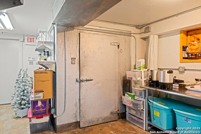 Listing photo id 13 for 3044 Junction Hwy