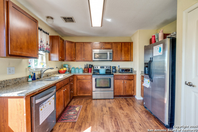 Image 4 of 13 For 812 Riviere  