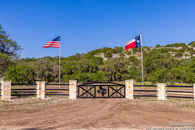 Listing photo id 3 for 14910 Bullhead Rd