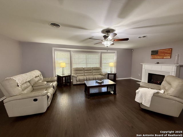 Listing photo id 9 for 803 Leland