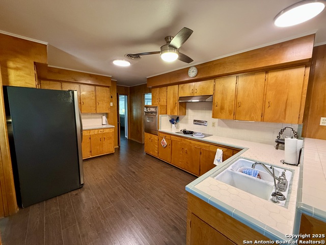 Listing photo id 20 for 803 Leland