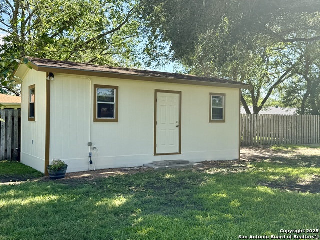 Listing photo id 28 for 803 Leland