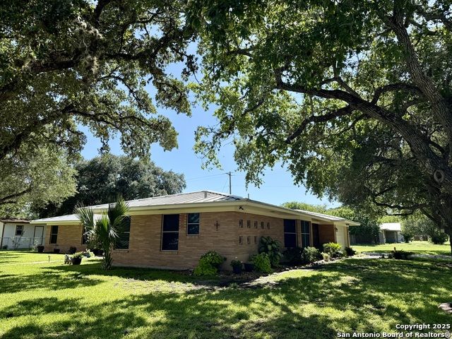 Listing photo id 2 for 803 Leland