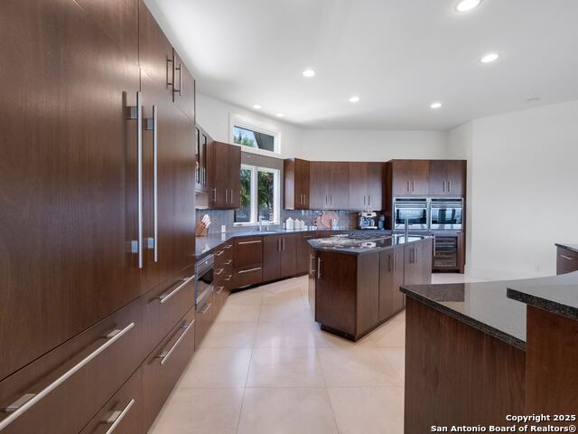 Listing photo id 13 for 11 Davenport Ln