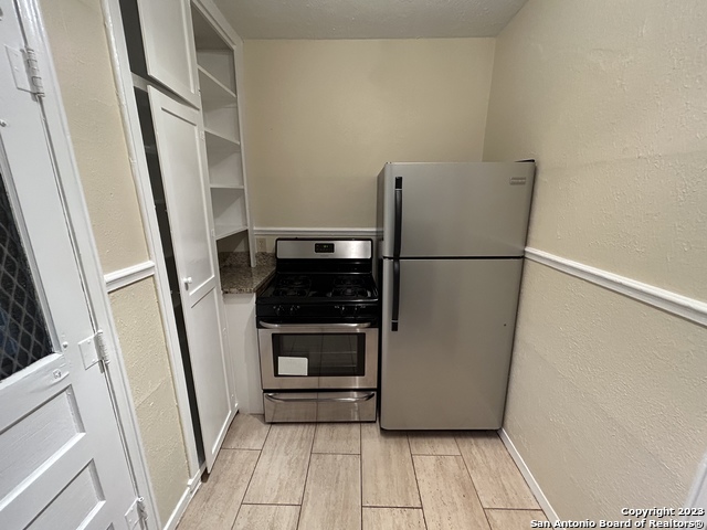 Image 10 of 19 For 218 Rosewood Ave E 5