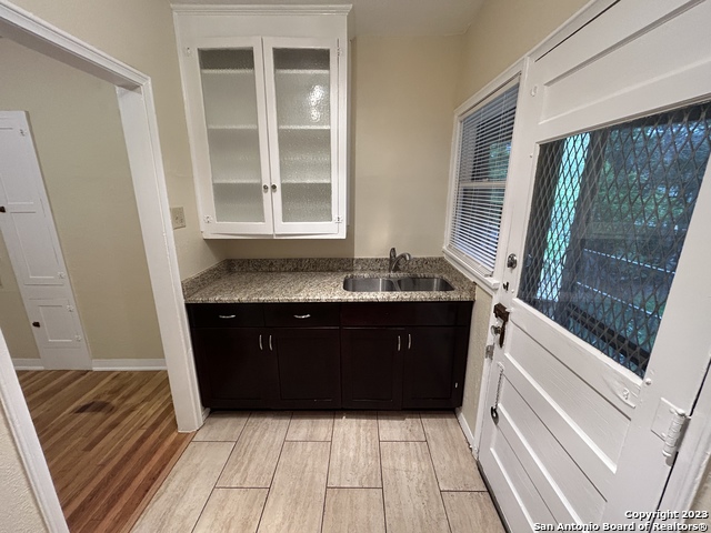 Image 11 of 19 For 218 Rosewood Ave E 5