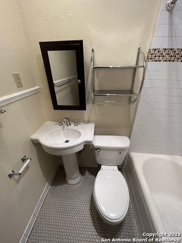 Image 14 of 19 For 218 Rosewood Ave E 5