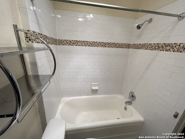 Image 15 of 19 For 218 Rosewood Ave E 5