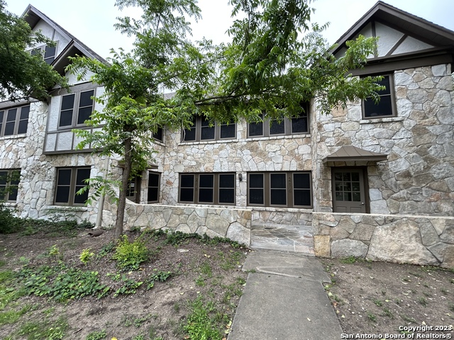 Image 2 of 19 For 218 Rosewood Ave E 5