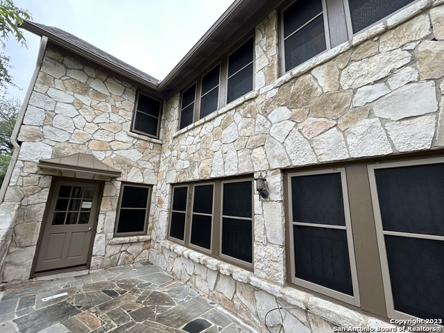 Image 3 of 19 For 218 Rosewood Ave E 5