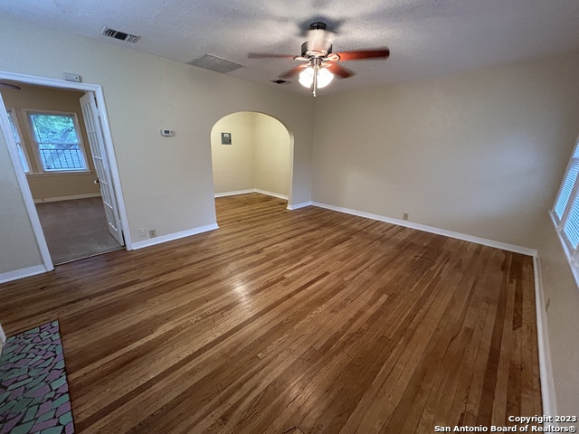 Image 4 of 19 For 218 Rosewood Ave E 5