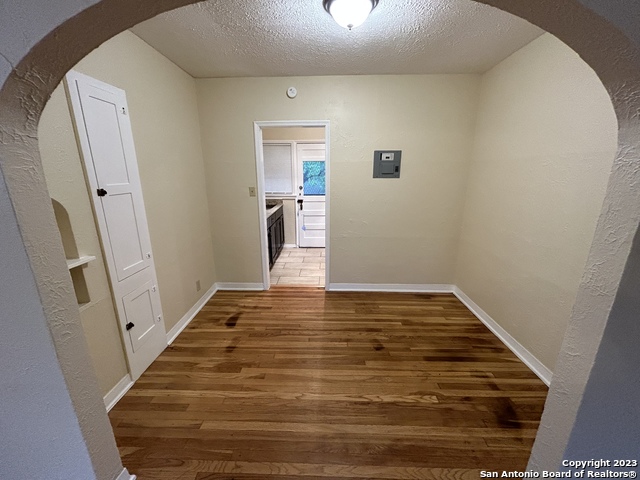 Image 7 of 19 For 218 Rosewood Ave E 5
