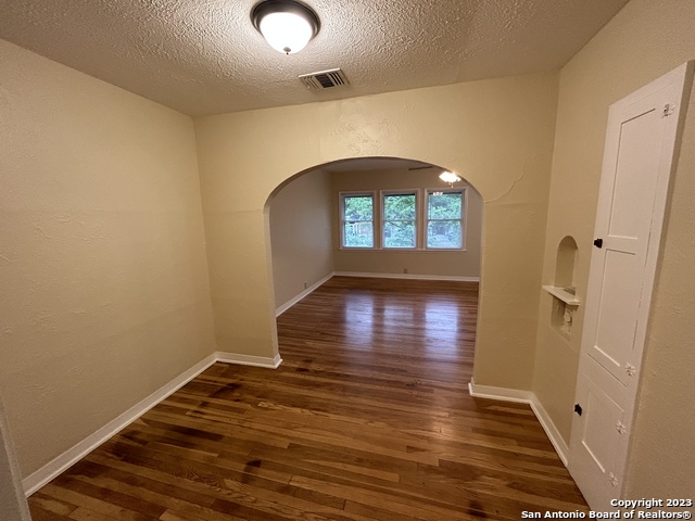 Image 8 of 19 For 218 Rosewood Ave E 5