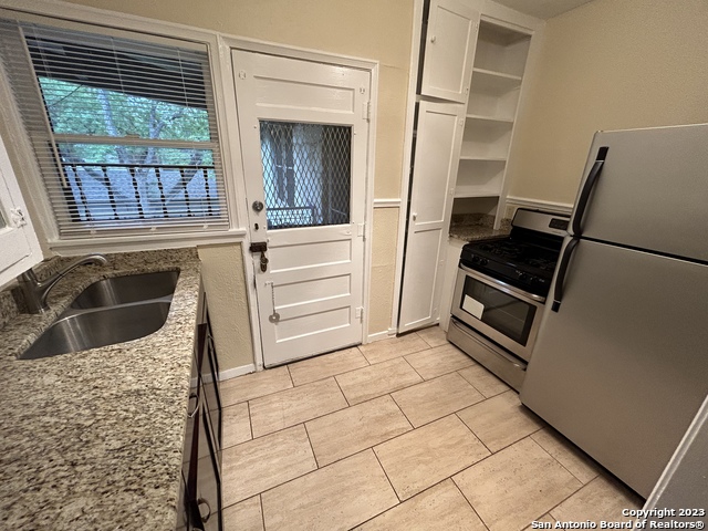 Image 9 of 19 For 218 Rosewood Ave E 5