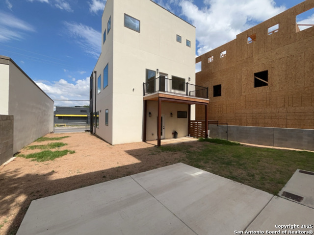Image 26 of 56 For 2615 Flores St S # 101