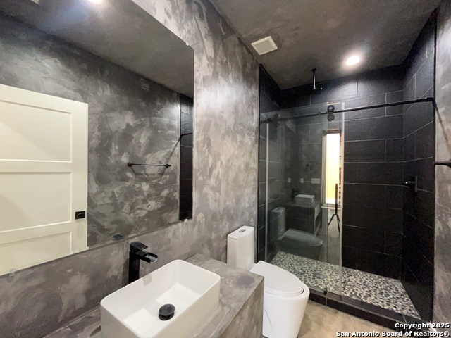 Image 17 of 50 For 2615 Flores St S # 201