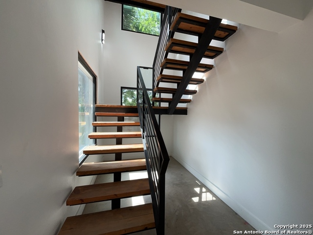 Image 18 of 50 For 2615 Flores St S # 201