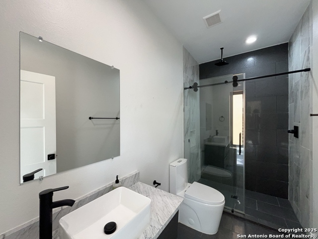 Image 30 of 50 For 2615 Flores St S # 201