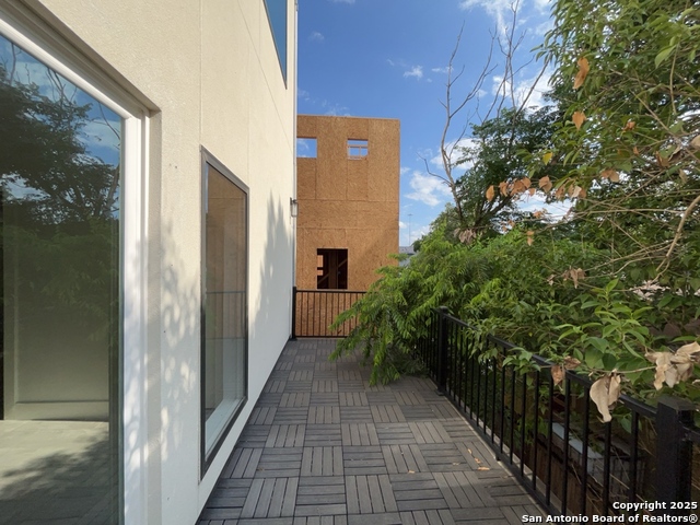 Image 31 of 50 For 2615 Flores St S # 201