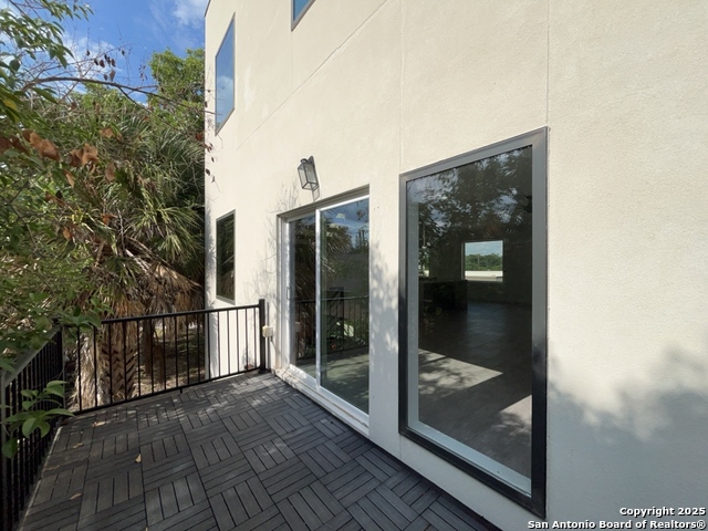 Image 32 of 50 For 2615 Flores St S # 201