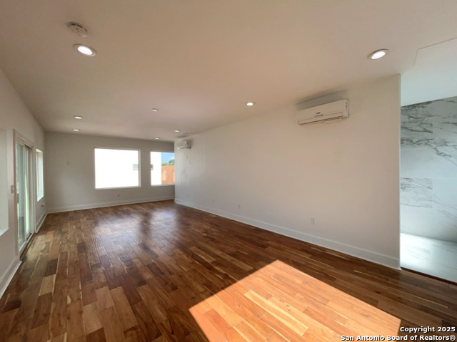 Image 33 of 50 For 2615 Flores St S # 201