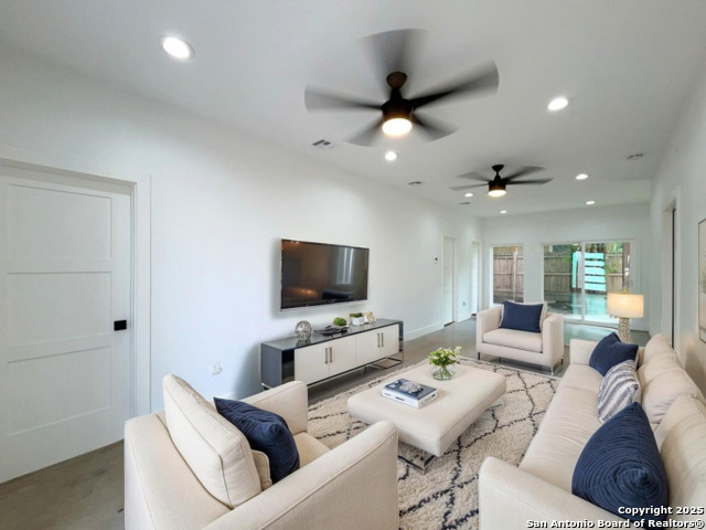 Image 4 of 50 For 2615 Flores St S # 201