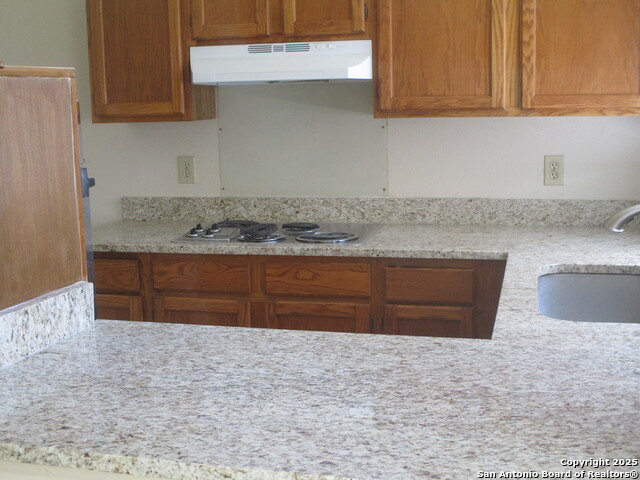 Listing photo id 4 for 6220 Les Harrison
