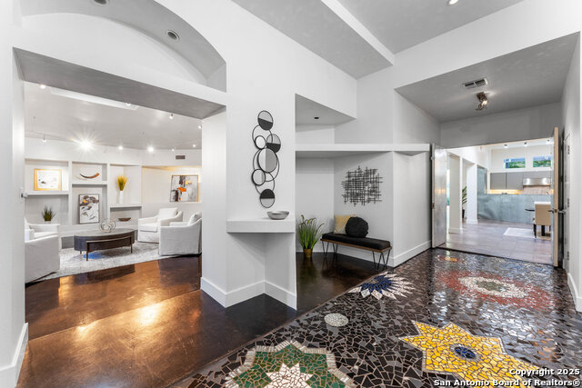 Image 11 of 90 For 2703 Marlborough Dr
