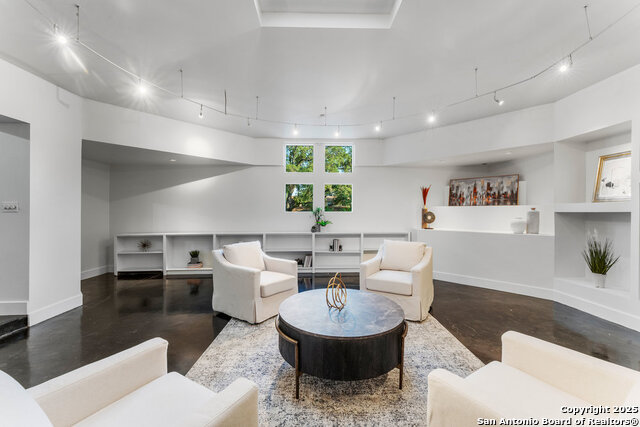 Image 16 of 90 For 2703 Marlborough Dr