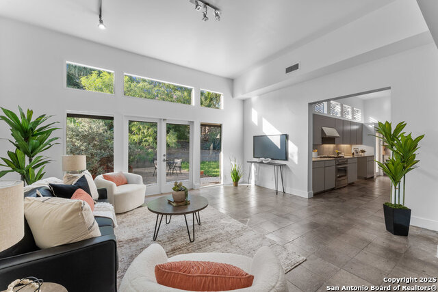 Image 19 of 90 For 2703 Marlborough Dr
