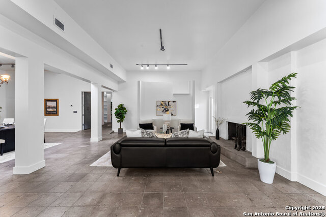 Image 21 of 90 For 2703 Marlborough Dr