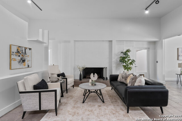 Image 22 of 90 For 2703 Marlborough Dr