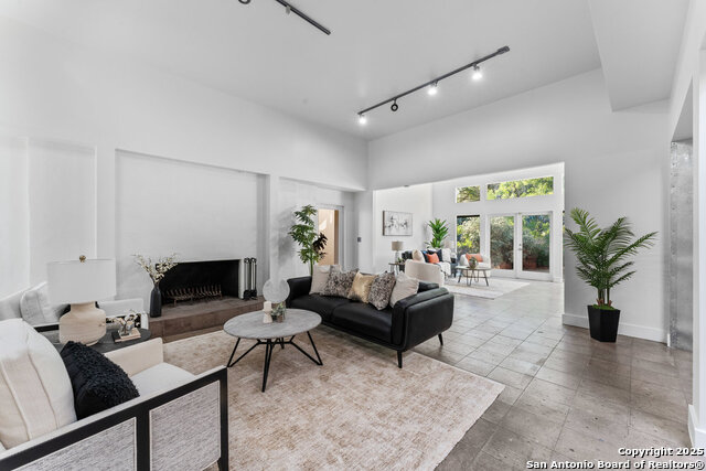 Image 25 of 90 For 2703 Marlborough Dr