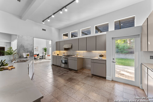 Image 32 of 90 For 2703 Marlborough Dr