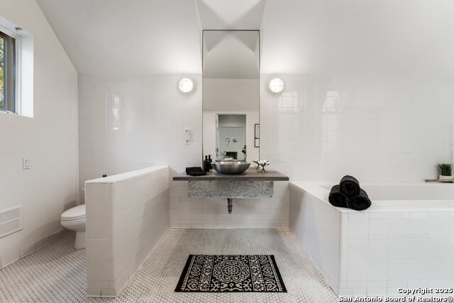 Image 38 of 90 For 2703 Marlborough Dr