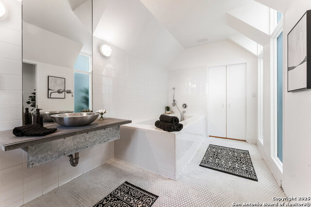 Image 39 of 90 For 2703 Marlborough Dr