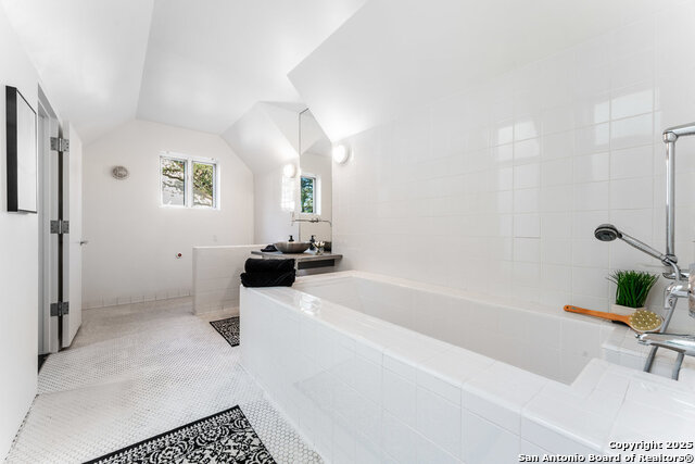 Image 40 of 90 For 2703 Marlborough Dr