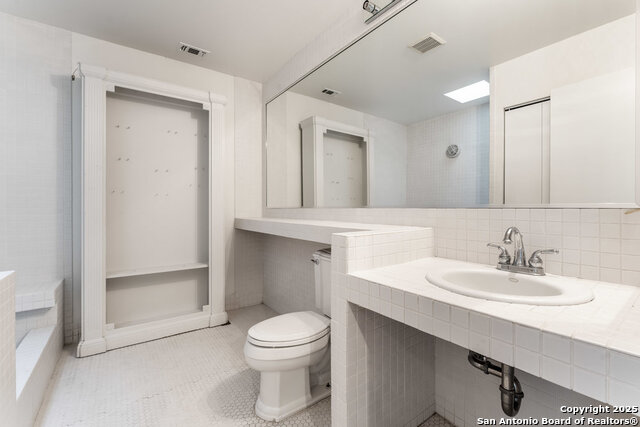Image 41 of 90 For 2703 Marlborough Dr