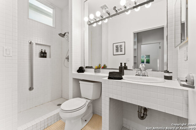 Image 43 of 90 For 2703 Marlborough Dr