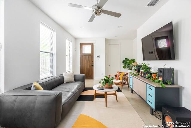 Image 11 of 18 For 808 Carson St E 101