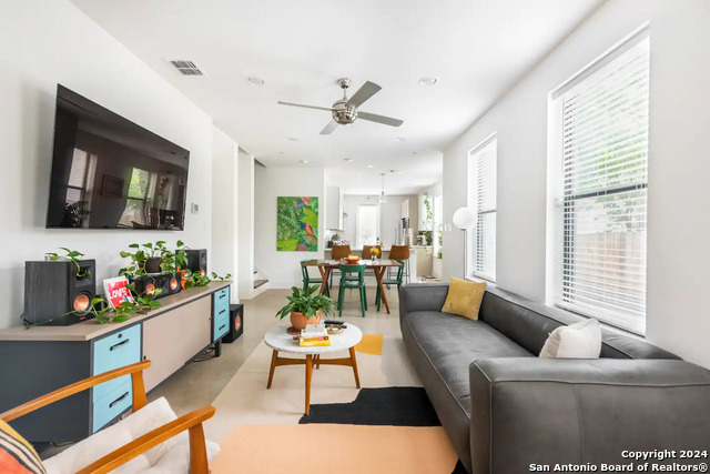 Image 3 of 18 For 808 Carson St E 101