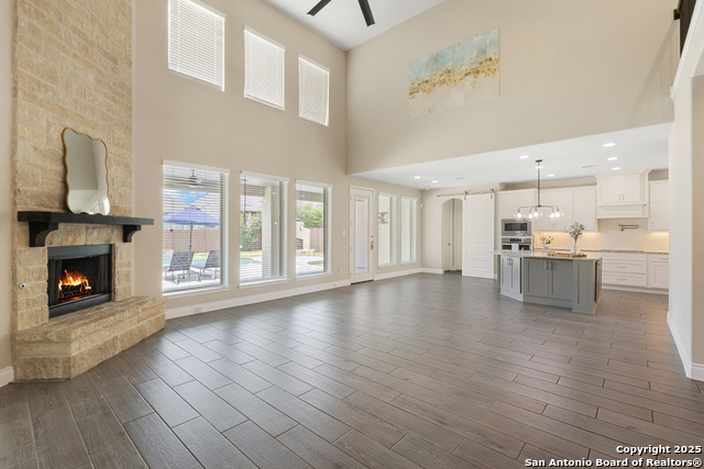 Image 14 of 38 For 7986 Valley Crest