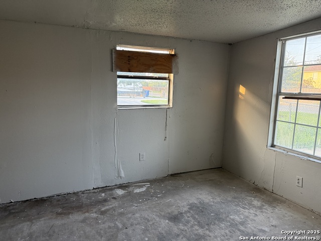 Image 6 of 27 For 2415 Wescott Ave