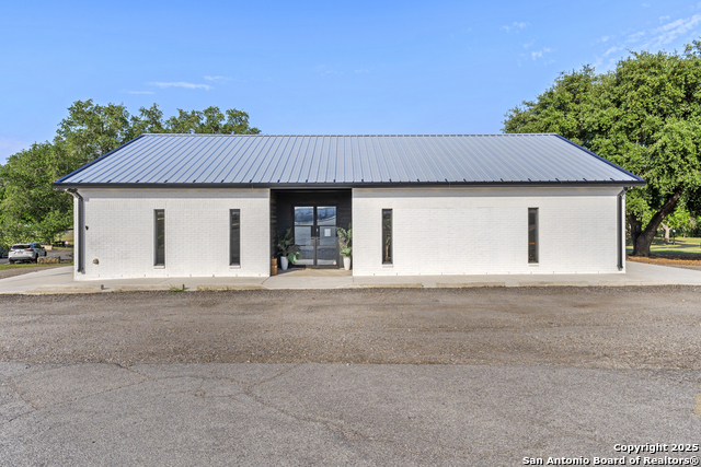 Listing photo id 0 for 1301 Hospital Blvd  Bldg B