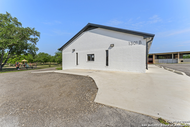 Listing photo id 2 for 1301 Hospital Blvd  Bldg B