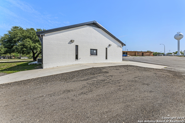 Listing photo id 3 for 1301 Hospital Blvd  Bldg B