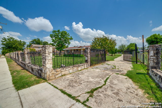 Details for 606 Baetz Blvd W, San Antonio, TX 78221